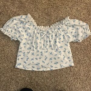 this is a nice little cute crop top that can be worn off the shoulders or on.